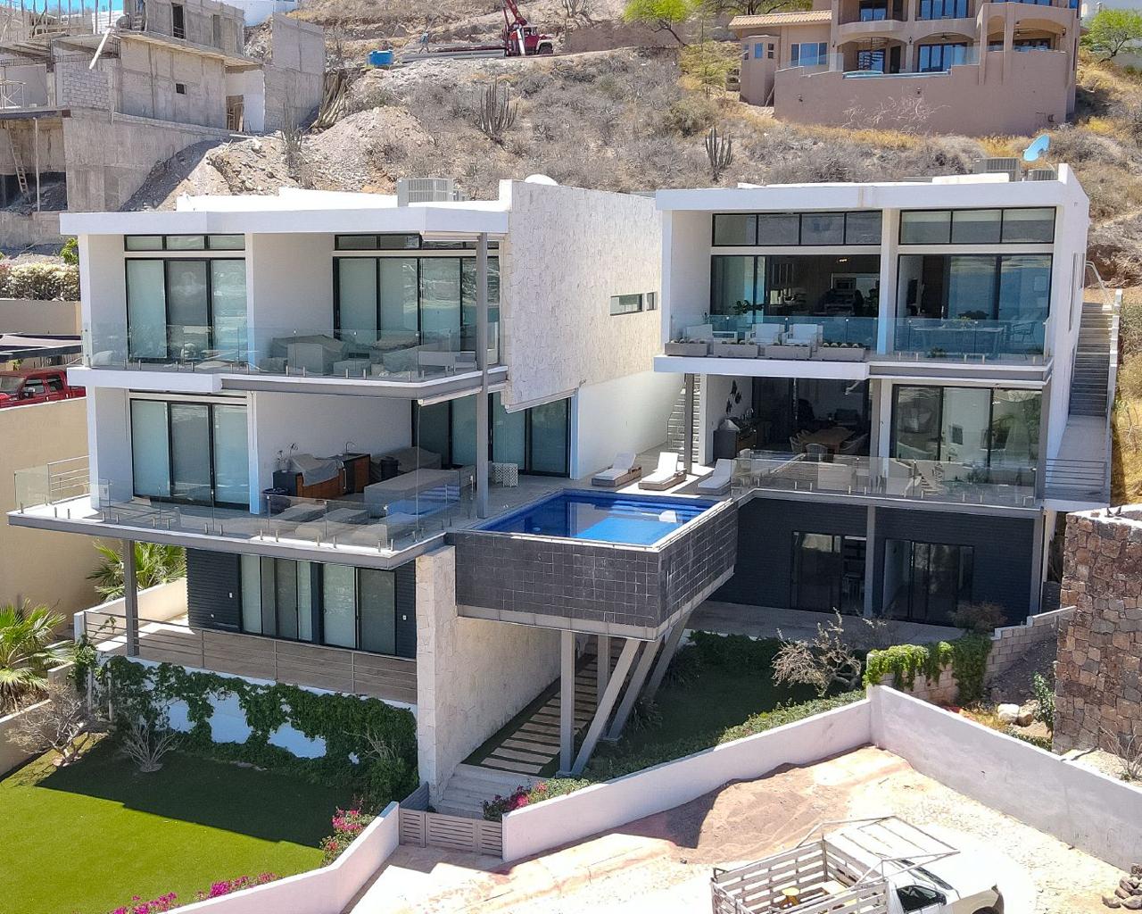 Dos casas en una vista marina