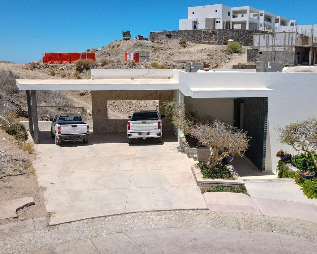 Dos casas en una vista marina