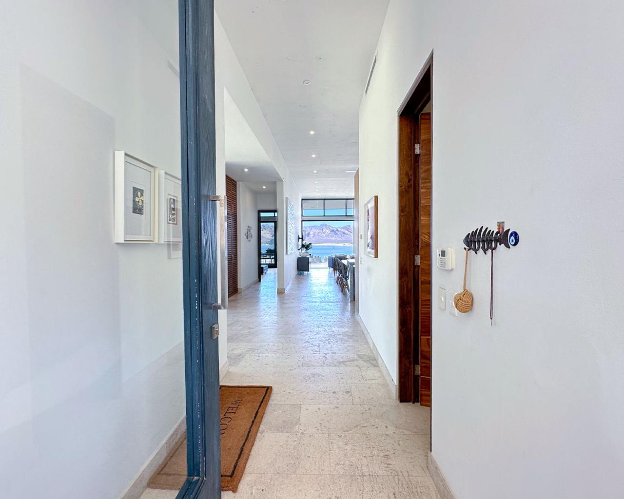 Dos casas en una vista marina