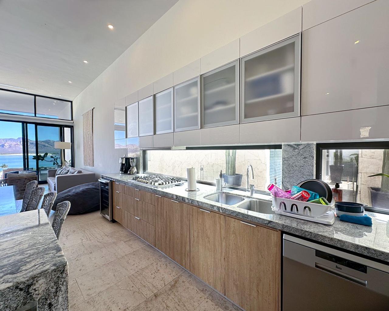 Dos casas en una vista marina