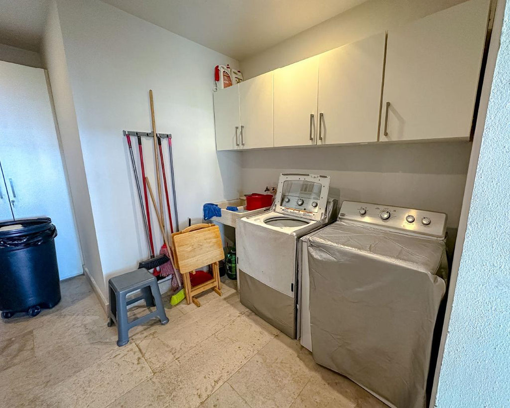 Dos casas en una vista marina