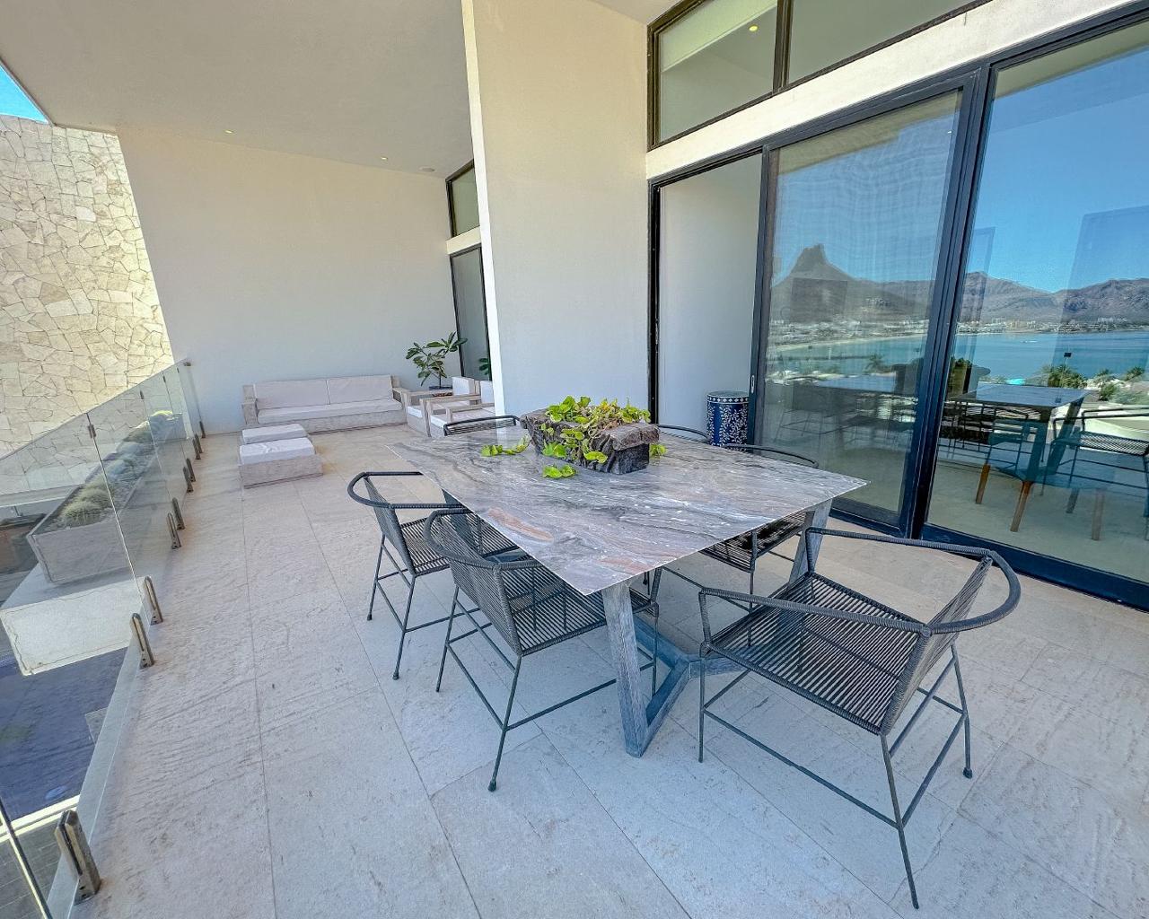 Dos casas en una vista marina