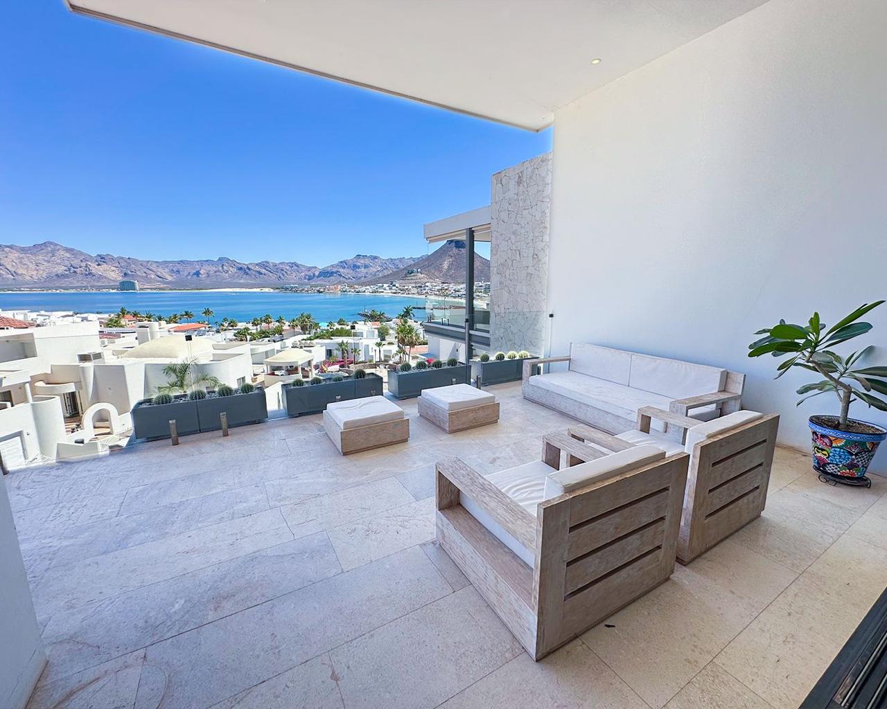 Dos casas en una vista marina