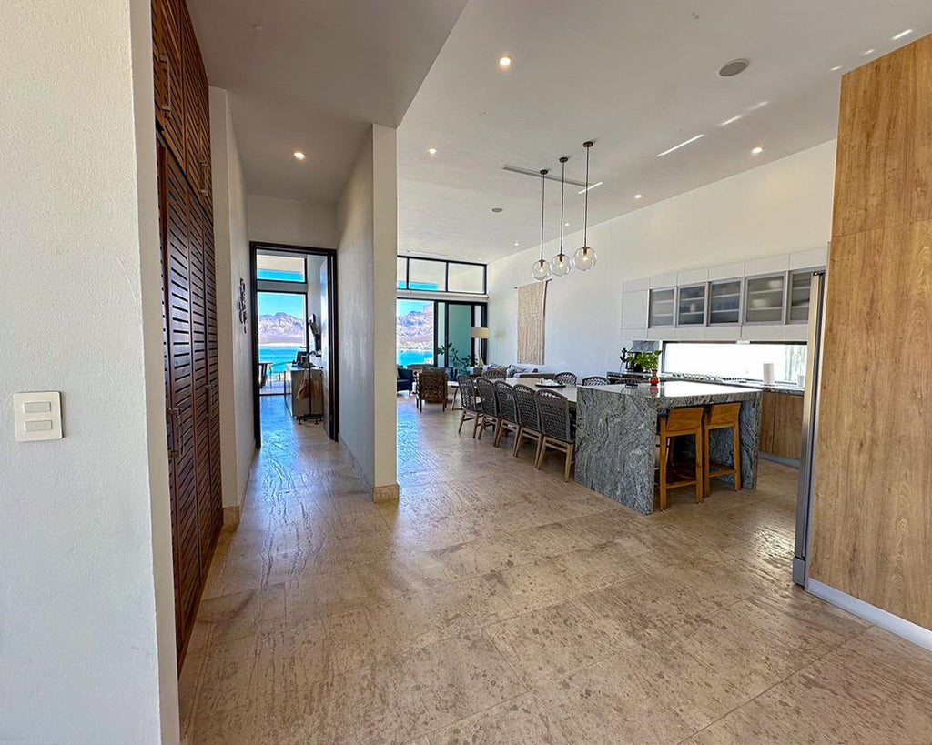 Dos casas en una vista marina