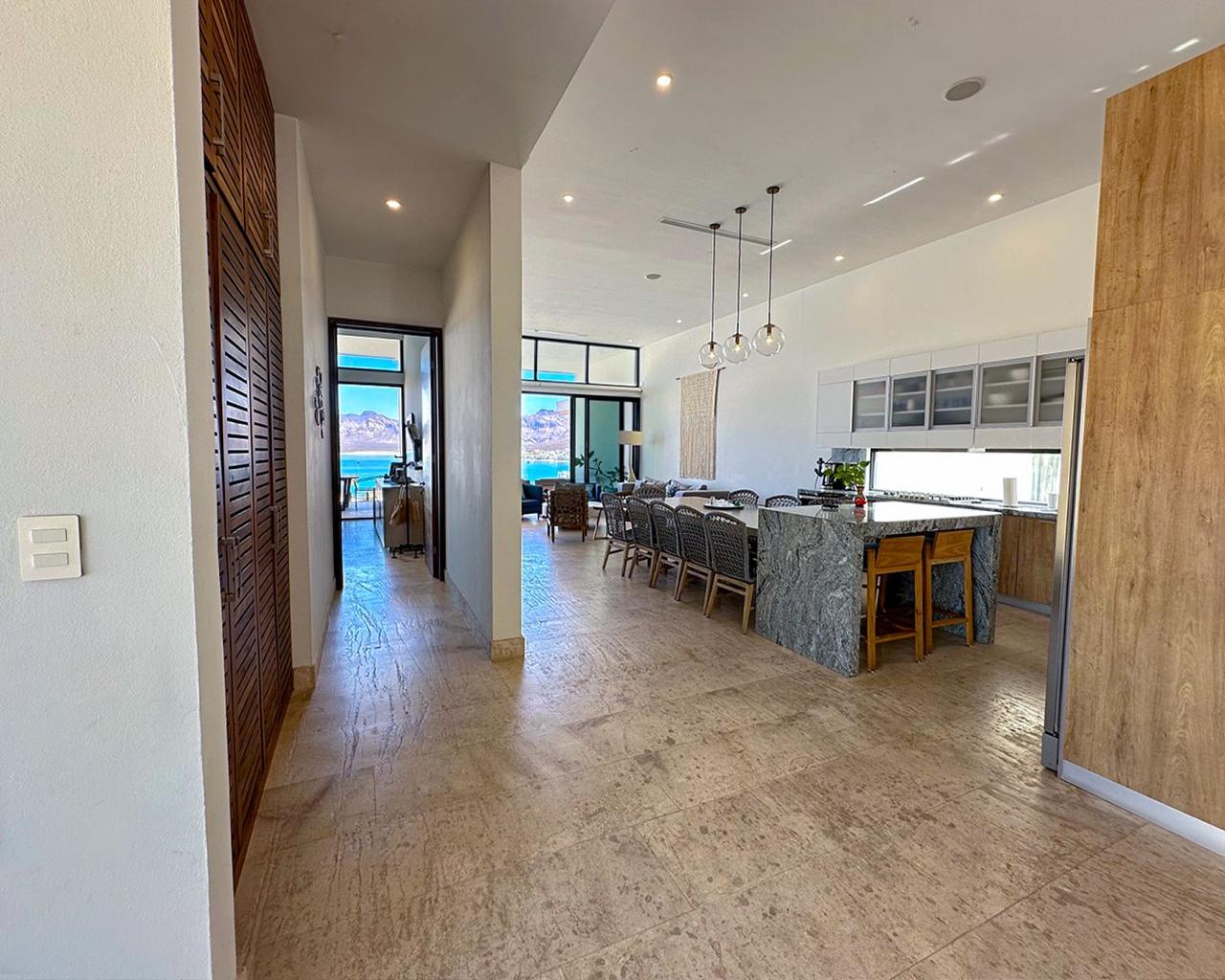 Dos casas en una vista marina